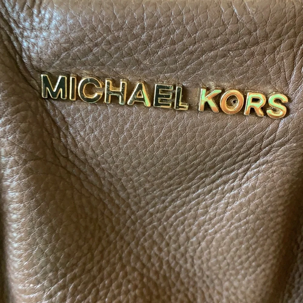 Michael Kirs Bedford satchel. Used a couple of‎ times. In very good shape